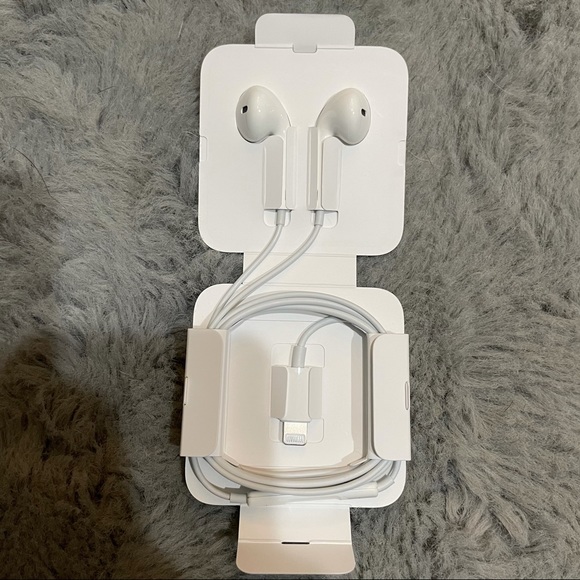 π NIB Apple EarPods